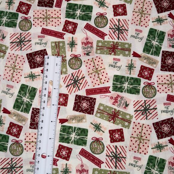 Presents, Gifts Tags & Bows - Christmas Village - Riley Blake Designs - 1 Yard - Picture 4 of 8